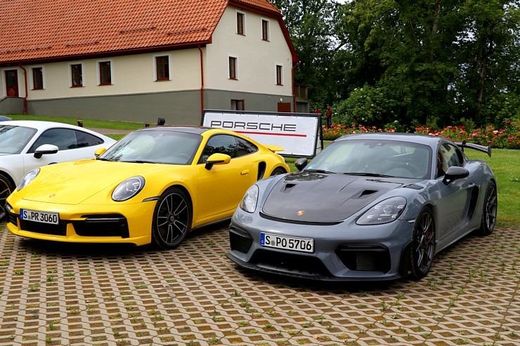 Lielceļu tūres «Porsche World Road Show Latvia 2022» dalībnieki iebrauc uz pusdienām «Kalnamuižā» 319865