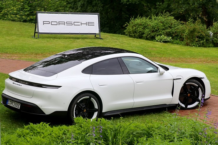 Lielceļu tūres «Porsche World Road Show Latvia 2022» dalībnieki iebrauc uz pusdienām «Kalnamuižā» 319901