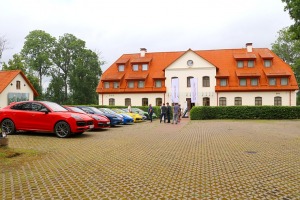 Lielceļu tūres «Porsche World Road Show Latvia 2022» dalībnieki iebrauc uz pusdienām «Kalnamuižā» 1