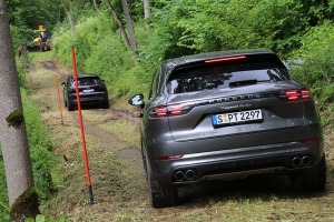 Lielceļu tūres «Porsche World Road Show Latvia 2022» dalībnieki iebrauc uz pusdienām «Kalnamuižā» 14