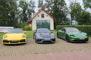 Lielceļu tūres «Porsche World Road Show Latvia 2022» dalībnieki iebrauc uz pusdienām «Kalnamuižā» 38