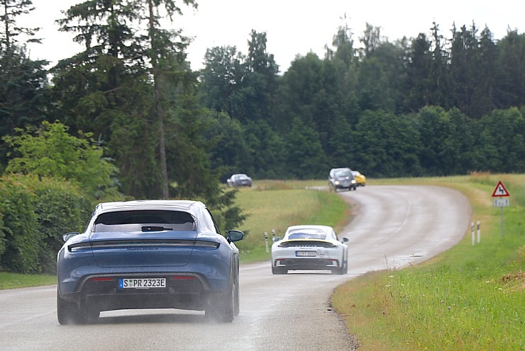 Lielceļu tūres «Porsche World Road Show Latvia 2022» dalībnieki iepazīst Kurzemi un spēkratus 319920