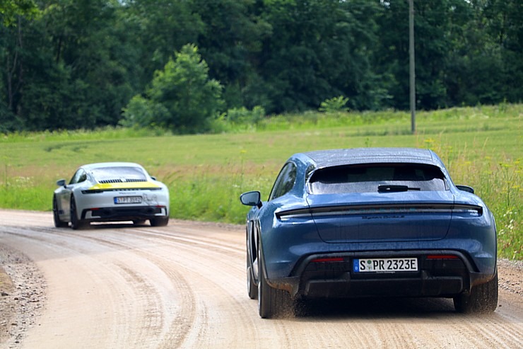 Lielceļu tūres «Porsche World Road Show Latvia 2022» dalībnieki iepazīst Kurzemi un spēkratus 319933