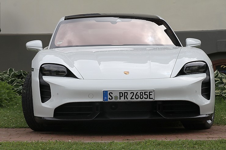 Lielceļu tūres «Porsche World Road Show Latvia 2022» dalībnieki iepazīst Kurzemi un spēkratus 319936