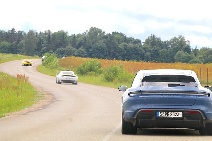 Lielceļu tūres «Porsche World Road Show Latvia 2022» dalībnieki iepazīst Kurzemi un spēkratus 319939