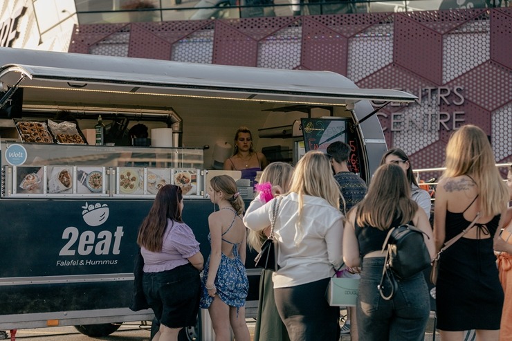 Ar koncertiem, ēdieniem un amatanieku darinājumiem «ATTA KRASTA FESTIVĀLS» priecē rīdziniekus. Foto: ATTA CENTRE Ar koncertiem, ēdieniem un amatanieku darinājumiem «ATTA KRASTA FESTIVĀLS» priecē rīdziniekus. Foto: ATTA CENTRE 320657