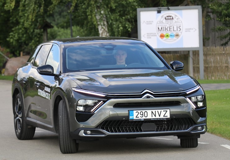 Travelnews.lv ar jauno «Citroën C5 X» apmeklē atpūtas kompleksa «Mikelis» apjomīgo motormuzeju 320698