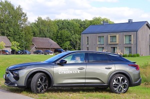 Travelnews.lv ar jauno «Citroën C5 X» apmeklē atpūtas kompleksa «Mikelis» apjomīgo motormuzeju 34
