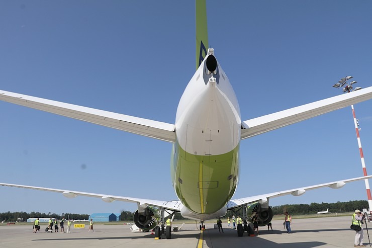 Travelnews.lv drīkst klātienē izložņāt jauno «airBaltic» lidmašīnu «Airbus A220-300» lidostā «Rīga» 320708