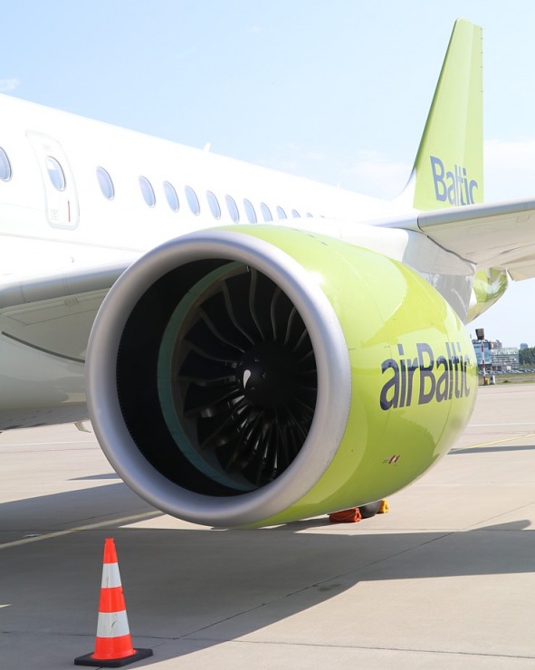 Travelnews.lv drīkst klātienē izložņāt jauno «airBaltic» lidmašīnu «Airbus A220-300» lidostā «Rīga» 320715