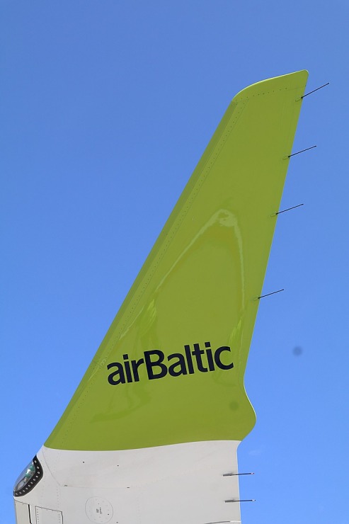 Travelnews.lv drīkst klātienē izložņāt jauno «airBaltic» lidmašīnu «Airbus A220-300» lidostā «Rīga» 320718