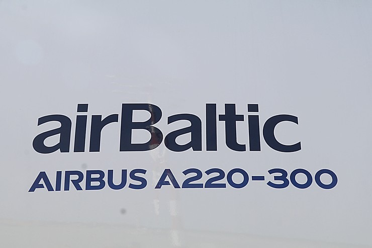Travelnews.lv drīkst klātienē izložņāt jauno «airBaltic» lidmašīnu «Airbus A220-300» lidostā «Rīga» 320722
