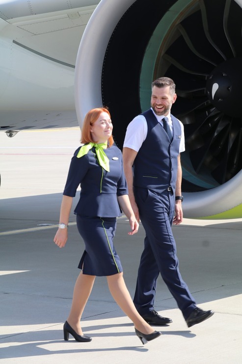 Travelnews.lv drīkst klātienē izložņāt jauno «airBaltic» lidmašīnu «Airbus A220-300» lidostā «Rīga» 320701