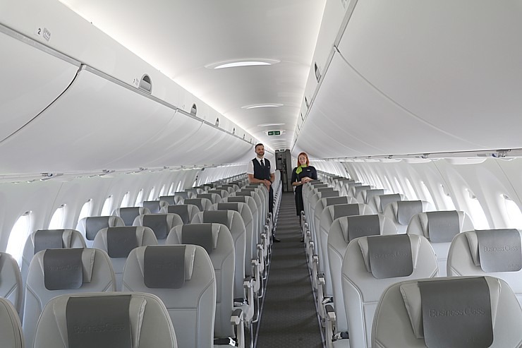 Travelnews.lv drīkst klātienē izložņāt jauno «airBaltic» lidmašīnu «Airbus A220-300» lidostā «Rīga» 320704