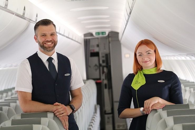 Travelnews.lv drīkst klātienē izložņāt jauno «airBaltic» lidmašīnu «Airbus A220-300» lidostā «Rīga» 320705