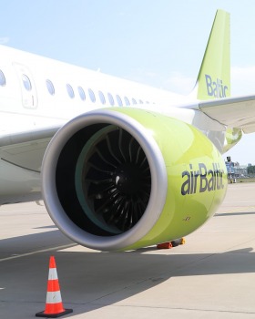 Travelnews.lv drīkst klātienē izložņāt jauno «airBaltic» lidmašīnu «Airbus A220-300» lidostā «Rīga» 17