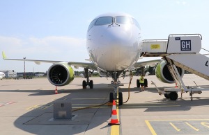 Travelnews.lv drīkst klātienē izložņāt jauno «airBaltic» lidmašīnu «Airbus A220-300» lidostā «Rīga» 5