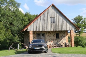 Travelnews.lv ar jauno «Citroën C5 X» apmeklē atpūtas kompleksu «Miķelis» Bauskas novadā. Sadarbībā ar Autohalle.com 12