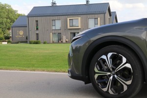 Travelnews.lv ar jauno «Citroën C5 X» apmeklē atpūtas kompleksu «Miķelis» Bauskas novadā. Sadarbībā ar Autohalle.com 24