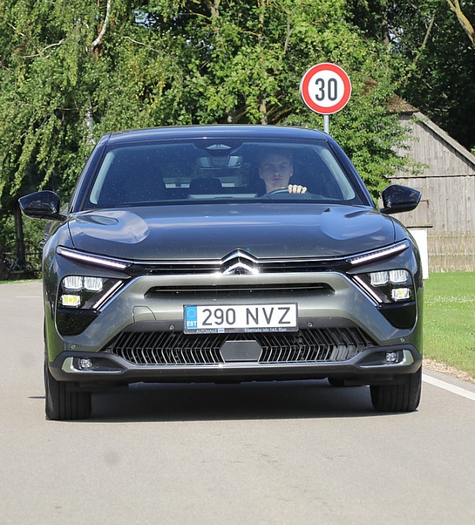 Travelnews.lv ar jauno «Citroën C5 X» apceļo Rīgu un Zemgali 320916