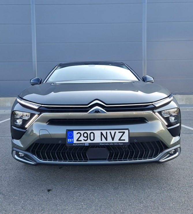 Travelnews.lv ar jauno «Citroën C5 X» apceļo Rīgu un Zemgali 320918