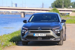 Travelnews.lv ar jauno «Citroën C5 X» apceļo Rīgu un Zemgali 3