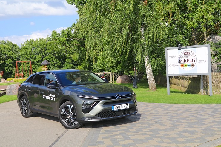 Travelnews.lv ar jauno «Citroën C5 X» apmeklē atpūtas kompleksa «Miķelis» restorānu 320958