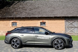 Travelnews.lv ar jauno «Citroën C5 X» apmeklē atpūtas kompleksa «Miķelis» vēsturisku latvieša māju 35
