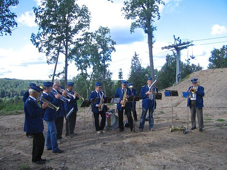 Ozolkalns Piedzīvojuma parka atklāšanas pasākuma dalībniekus sagaida pūtēju orķestris 17142