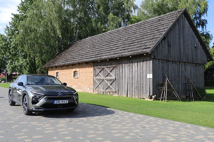 Travelnews.lv ar jauno «Citroën C5 X» apmeklē atpūtas kompleksa «Miķelis» muzeja ēkas 321488