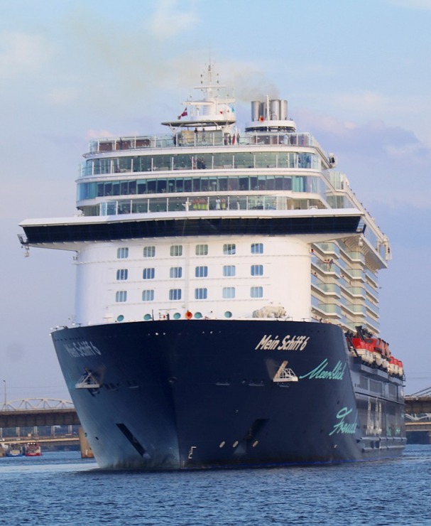 Travelnews.lv sadarbībā ar lietotni «Pik.ap» aplūko kruīza kuģi «Mein Schiff 6» no jahtas Daugavā 321610