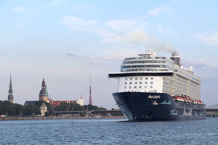 Travelnews.lv sadarbībā ar lietotni «Pik.ap» aplūko kruīza kuģi «Mein Schiff 6» no jahtas Daugavā 321611
