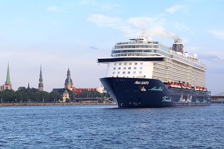 Travelnews.lv sadarbībā ar lietotni «Pik.ap» aplūko kruīza kuģi «Mein Schiff 6» no jahtas Daugavā 321612