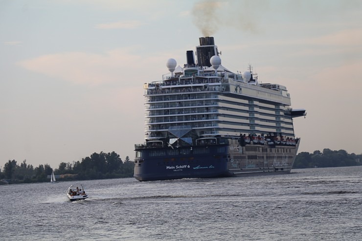 Travelnews.lv sadarbībā ar lietotni «Pik.ap» aplūko kruīza kuģi «Mein Schiff 6» no jahtas Daugavā 321619