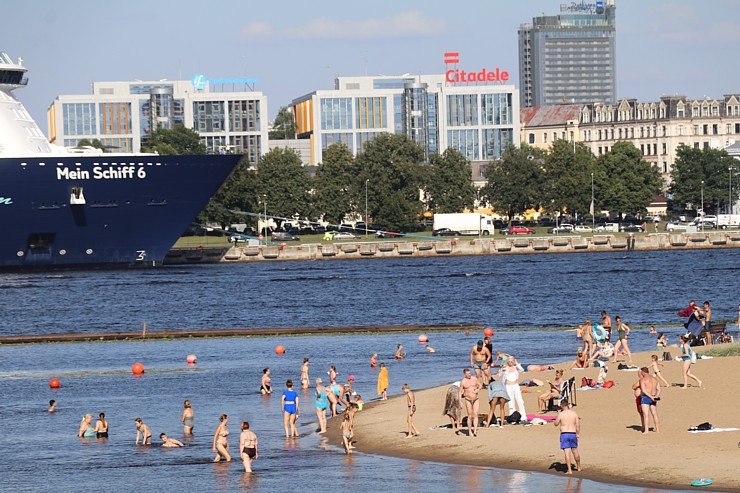 Travelnews.lv sadarbībā ar lietotni «Pik.ap» aplūko kruīza kuģi «Mein Schiff 6» no jahtas Daugavā 321602