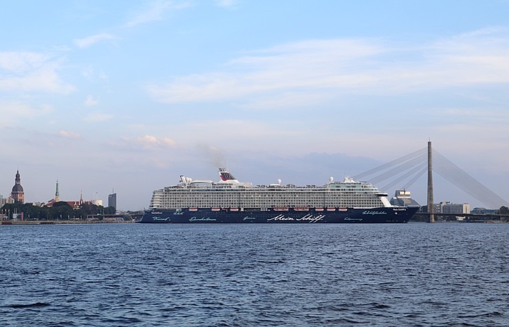 Travelnews.lv sadarbībā ar lietotni «Pik.ap» aplūko kruīza kuģi «Mein Schiff 6» no jahtas Daugavā 321606