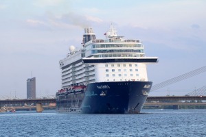 Travelnews.lv sadarbībā ar lietotni «Pik.ap» aplūko kruīza kuģi «Mein Schiff 6» no jahtas Daugavā 10