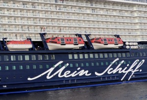 Travelnews.lv sadarbībā ar lietotni «Pik.ap» aplūko kruīza kuģi «Mein Schiff 6» no jahtas Daugavā 16