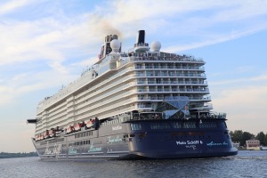 Travelnews.lv sadarbībā ar lietotni «Pik.ap» aplūko kruīza kuģi «Mein Schiff 6» no jahtas Daugavā 19