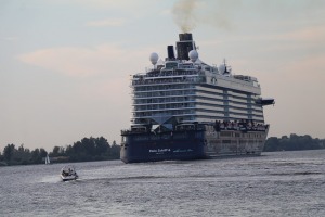 Travelnews.lv sadarbībā ar lietotni «Pik.ap» aplūko kruīza kuģi «Mein Schiff 6» no jahtas Daugavā 20