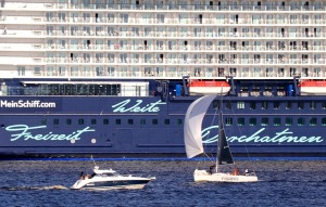 Travelnews.lv sadarbībā ar lietotni «Pik.ap» aplūko kruīza kuģi «Mein Schiff 6» no jahtas Daugavā 4