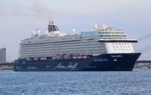 Travelnews.lv sadarbībā ar lietotni «Pik.ap» aplūko kruīza kuģi «Mein Schiff 6» no jahtas Daugavā 9