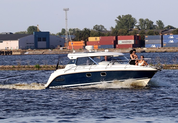 Travelnews.lv sadarbībā ar lietotni «Pik.ap» no jahtas novēro intensīvo peldlīdzekļu satiksmi Daugavā 321622