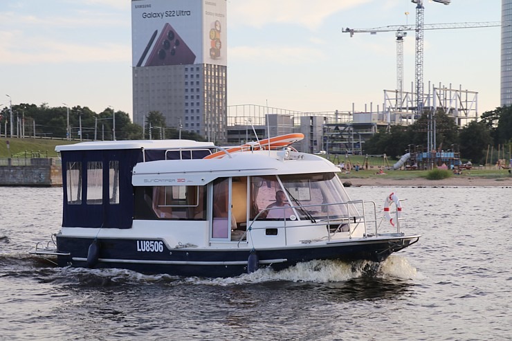Travelnews.lv sadarbībā ar lietotni «Pik.ap» no jahtas novēro intensīvo peldlīdzekļu satiksmi Daugavā Travelnews.lv sadarbībā ar lietotni «Pik.ap» no jahtas novēro intensīvo peldlīdzekļu satiksmi Daugavā 321627
