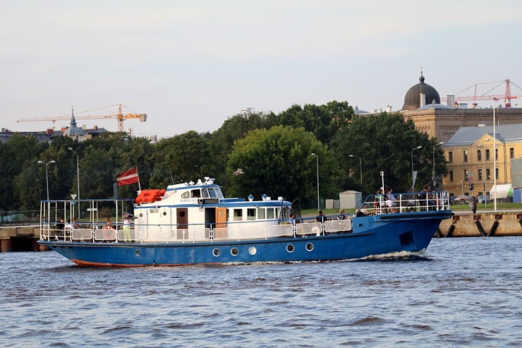 Travelnews.lv sadarbībā ar lietotni «Pik.ap» no jahtas novēro intensīvo peldlīdzekļu satiksmi Daugavā 321628