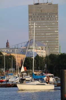 Travelnews.lv sadarbībā ar lietotni «Pik.ap» no jahtas novēro intensīvo peldlīdzekļu satiksmi Daugavā 28