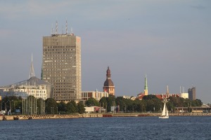 Travelnews.lv sadarbībā ar lietotni «Pik.ap» no jahtas novēro intensīvo peldlīdzekļu satiksmi Daugavā 33