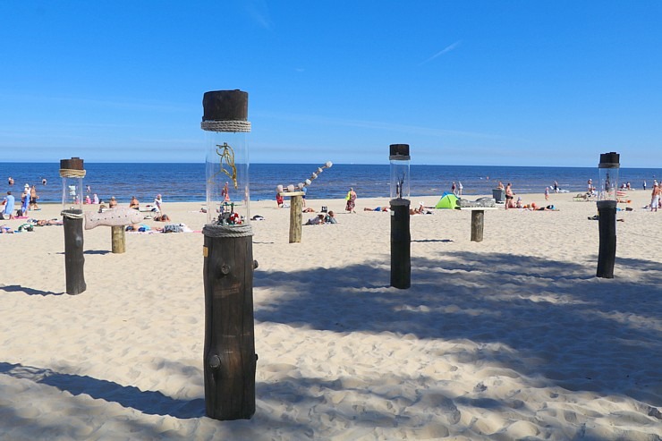 Jūrmalas pludmalē aizvien biežāk ienāk vides mākslas darbi 321964