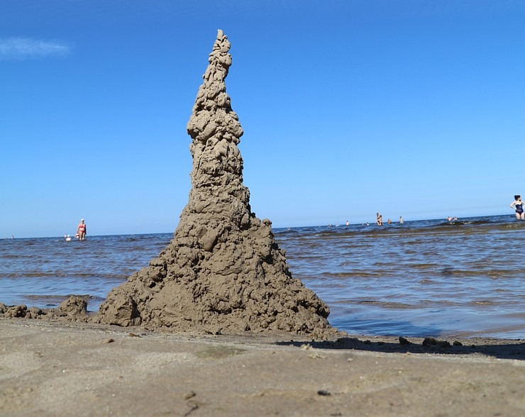 Jūrmalas pludmalē aizvien biežāk ienāk vides mākslas darbi 321971