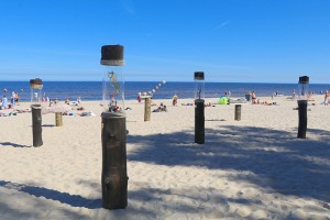 Jūrmalas pludmalē aizvien biežāk ienāk vides mākslas darbi 15